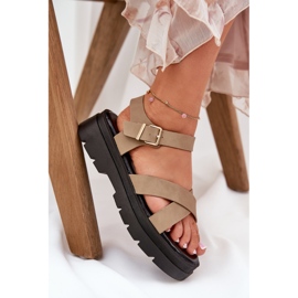 Sandalias para mujeres en la plataforma de cuero ecológico de color caqui beige 7