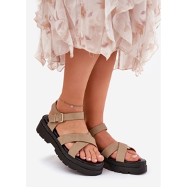 Sandalias para mujeres en la plataforma de cuero ecológico de color caqui beige 1