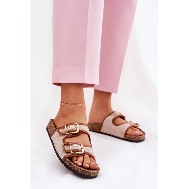 Material de mujeres chanclas en una plataforma de corcho con hebillas de camello marrón 2 Material de mujeres chanclas en una plataforma de corcho con hebillas de camello marrón 2