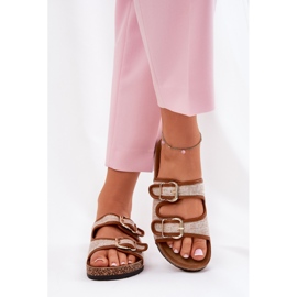 Material de mujeres chanclas en una plataforma de corcho con hebillas de camello marrón 3