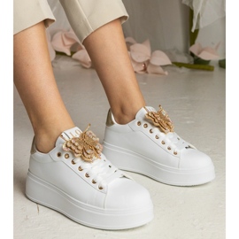 Zapatillas blancas y doradas decoradas con una mariposa con circones blanco 1