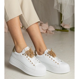 Zapatillas blancas y doradas decoradas con una mariposa con circones blanco 2