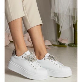 Zapatillas blancas y plateadas decoradas con una mariposa con circones blanco 2