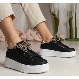 Zapatillas negras decoradas con una mariposa con circones negro 1