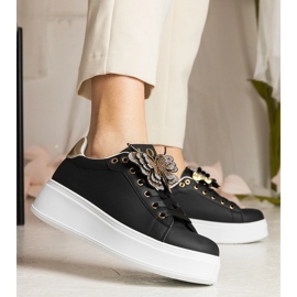 Zapatillas negras decoradas con una mariposa con circones negro 4