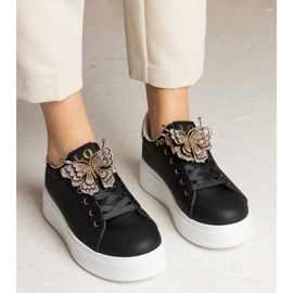 Zapatillas negras decoradas con una mariposa con circones negro 2