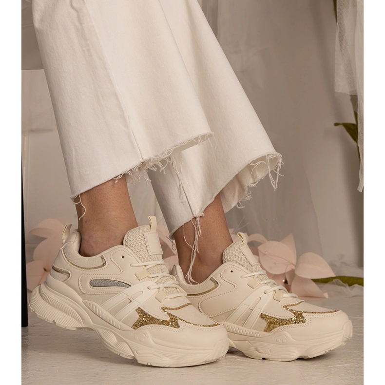Zapatillas deportivas beige femeninas con brillo 1