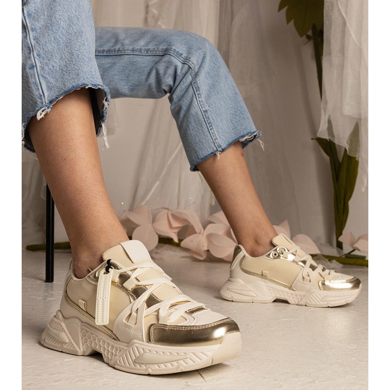 Zapatillas beige para mujeres en una suela masiva 1 Zapatillas beige para mujeres en una suela masiva 1