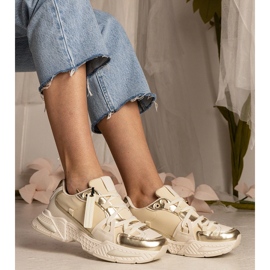 Zapatillas beige para mujeres en una suela masiva 2