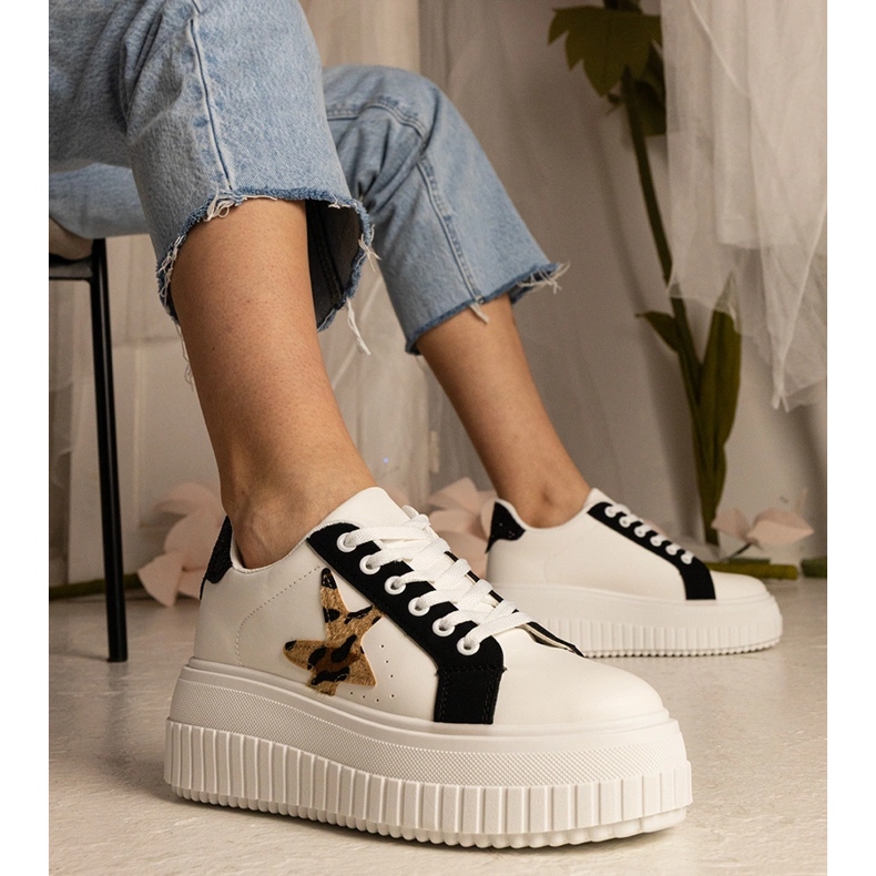 Zapatillas en blanco y negro decoradas con brillo y estrella 1 Zapatillas en blanco y negro decoradas con brillo y estrella 1