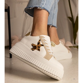 Zapatillas blancas y beige decoradas con brillo y estrella 3