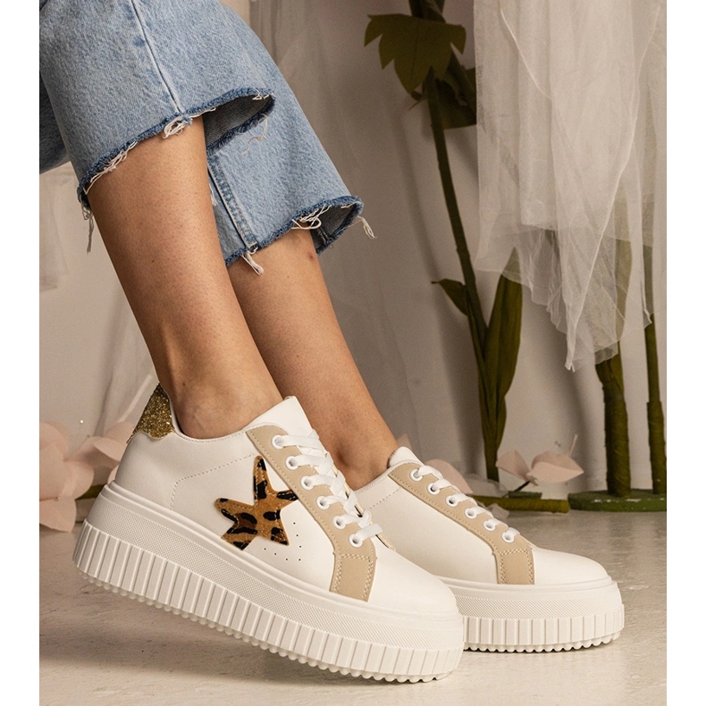 Zapatillas blancas y beige decoradas con brillo y estrella 1