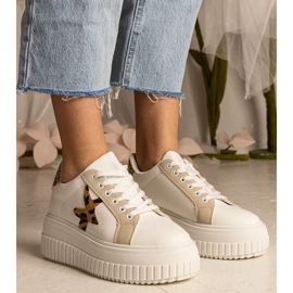Zapatillas blancas y beige decoradas con brillo y estrella 4