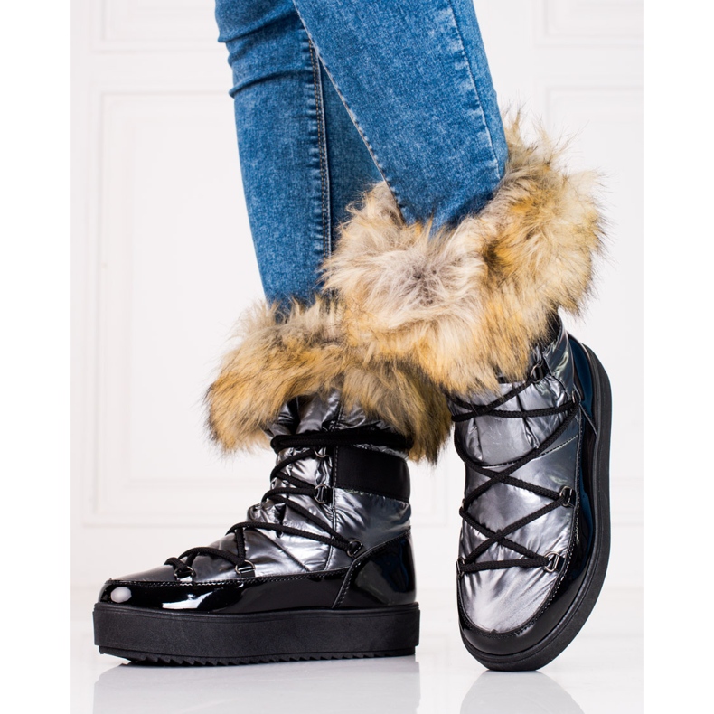 Botas de nieve para mujer en una plataforma con piel. negro 2