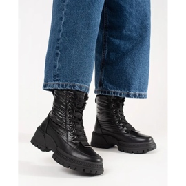 Botas de nieve de mujer en la plataforma. negro 2