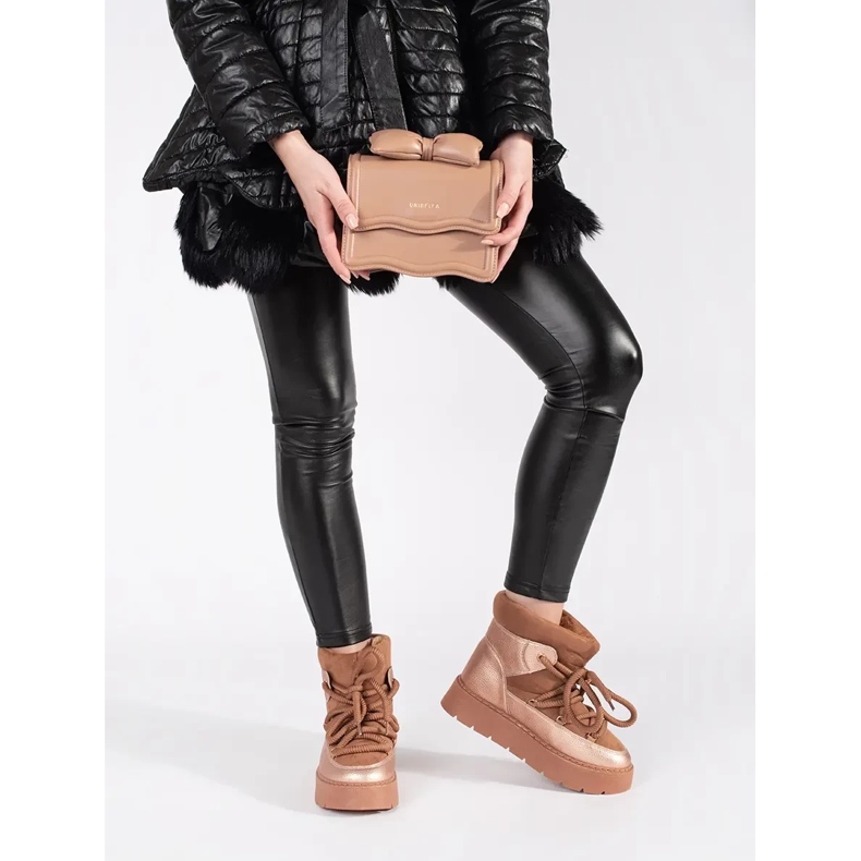 Botas de nieve de mujer con cordones y suela gruesa en color marrón 1