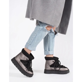 Botas de nieve de mujer con cordones y suela gruesa en color negro y plateado 2 Botas de nieve de mujer con cordones y suela gruesa en color negro y plateado 2