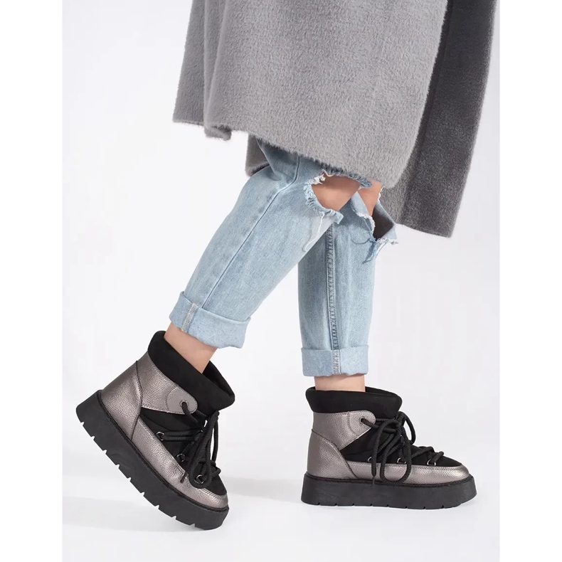 Botas de nieve de mujer con cordones y suela gruesa en color negro y plateado 2