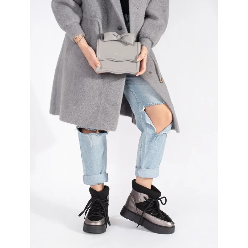 Botas de nieve de mujer con cordones y suela gruesa en color negro y plateado 1