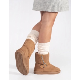 Botas de nieve de mujer beige con hebilla decorativa y cremallera. 1 Botas de nieve de mujer beige con hebilla decorativa y cremallera. 1