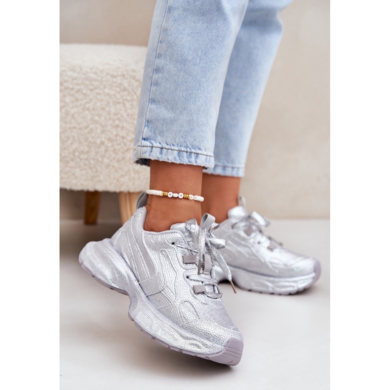 Zapatillas de deporte para mujeres decoradas con circones de plata 2