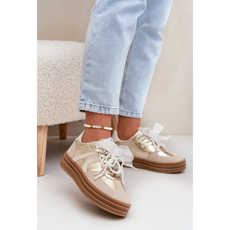 Zapatillas de deporte para mujeres en la plataforma con decoraciones beige-oro 2