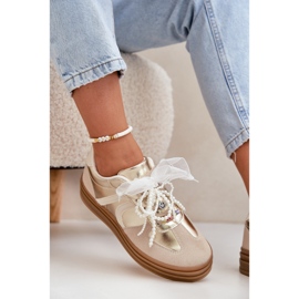 Zapatillas de deporte para mujeres en la plataforma con decoraciones beige-oro 8