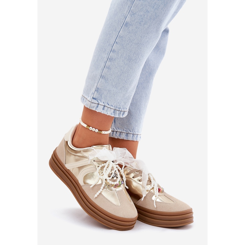 Zapatillas de deporte para mujeres en la plataforma con decoraciones beige-oro 1