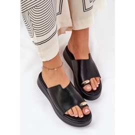 Chanclas para mujeres en la plataforma y cuñas bajas con detalles decorativos negros 5