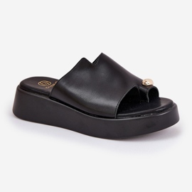 Chanclas para mujeres en la plataforma y cuñas bajas con detalles decorativos negros 4