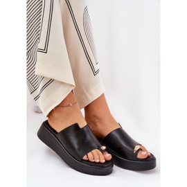Chanclas para mujeres en la plataforma y cuñas bajas con detalles decorativos negros 3