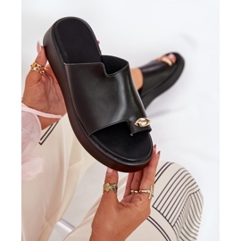 Chanclas para mujeres en la plataforma y cuñas bajas con detalles decorativos negros 6