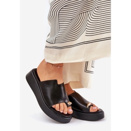 Chanclas para mujeres en la plataforma y cuñas bajas con detalles decorativos negros 1