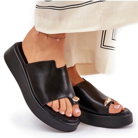 Chanclas para mujeres en la plataforma y cuñas bajas con detalles decorativos negros 7