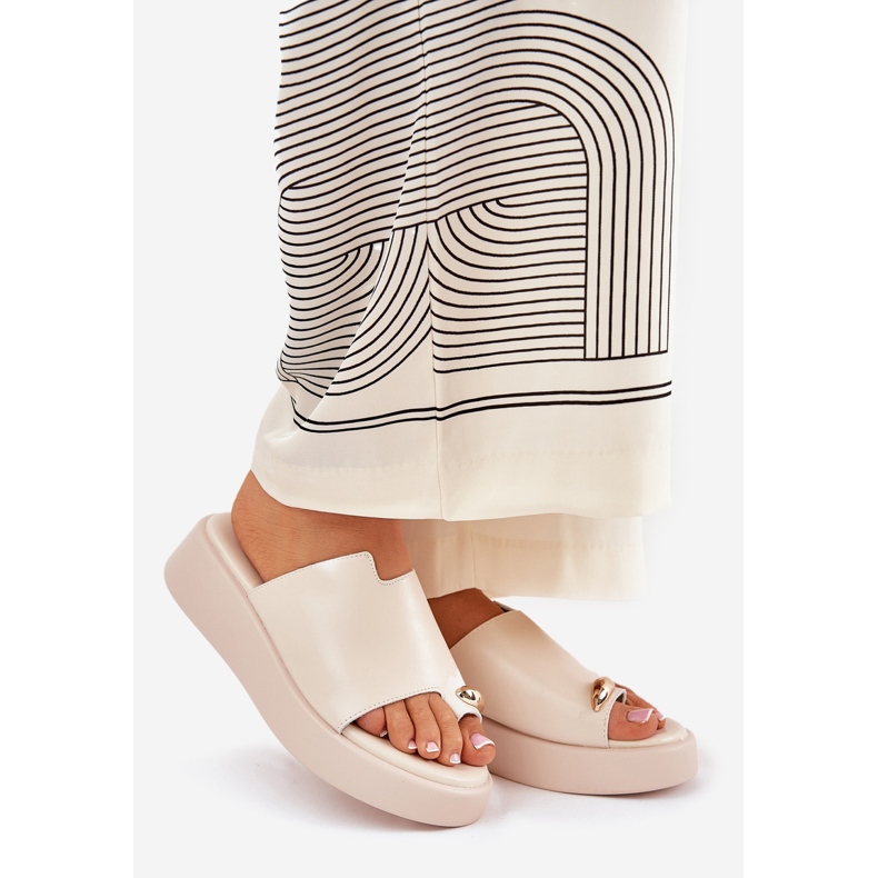 Chanclas para mujeres en la plataforma y cuñas bajas con detalle decorativo BEIGE 1