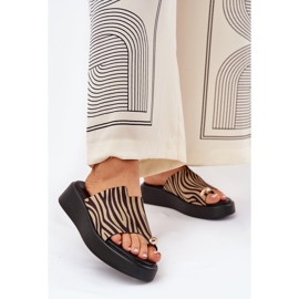 Flip fallas para mujeres en la plataforma y cuñas bajas con un detalle decorativo de negro y beige 2