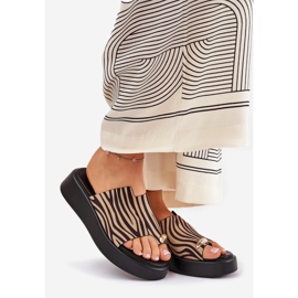 Flip fallas para mujeres en la plataforma y cuñas bajas con un detalle decorativo de negro y beige 1