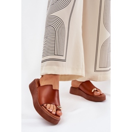 Chanclas para mujeres en la plataforma y una cuña baja con un detalle decorativo de camello marrón 2