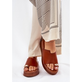 Chanclas para mujeres en la plataforma y una cuña baja con un detalle decorativo de camello marrón 3