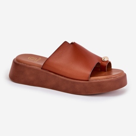 Chanclas para mujeres en la plataforma y una cuña baja con un detalle decorativo de camello marrón 4