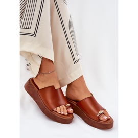 Chanclas para mujeres en la plataforma y una cuña baja con un detalle decorativo de camello marrón 5