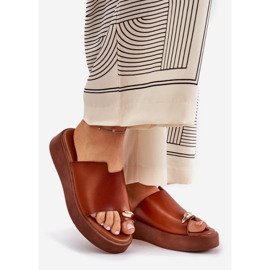 Chanclas para mujeres en la plataforma y una cuña baja con un detalle decorativo de camello marrón 1