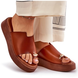 Chanclas para mujeres en la plataforma y una cuña baja con un detalle decorativo de camello marrón 7