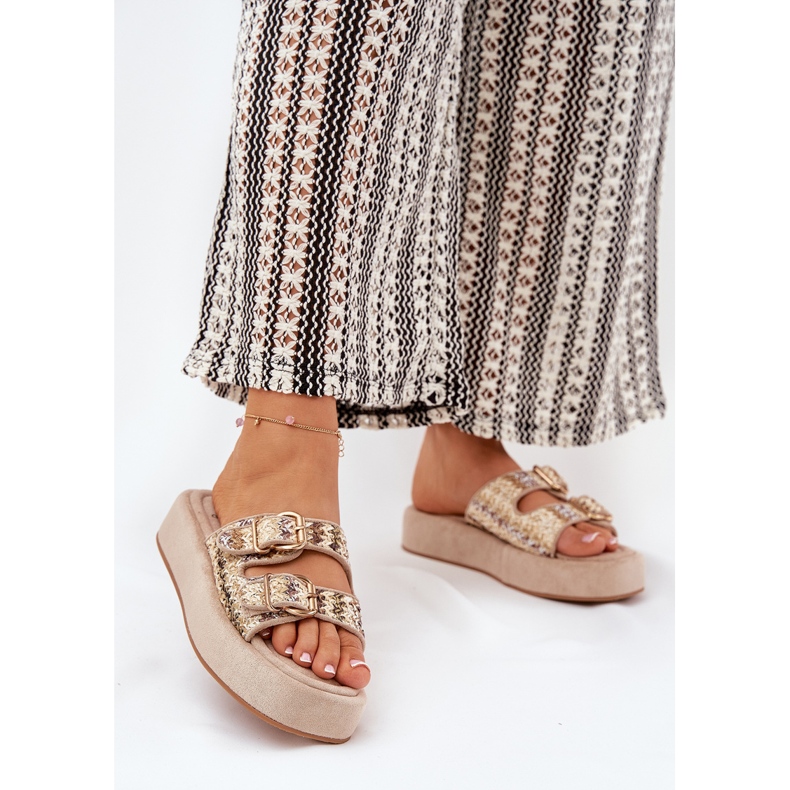 Zapatillas para mujeres en la plataforma con hebillas y trenza de color caqui beige 2