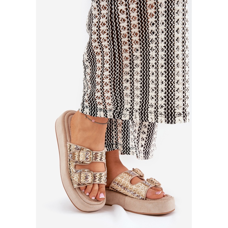 Zapatillas para mujeres en la plataforma con hebillas y trenza de color caqui beige 1