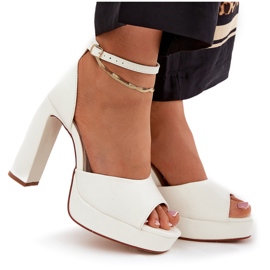 Sandalias de mujeres en el poste y la plataforma Eco Leather White blanco 9