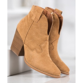 Botas de vaquero de gamuza en el pilar beige 4
