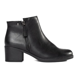 Botines negros en un poste 1