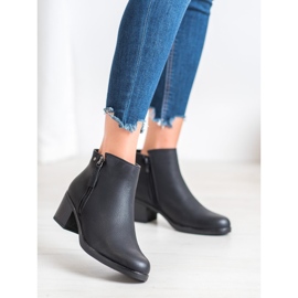 Botines negros en un poste 4