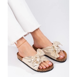 Cómodas chanclas con lazo dorado 3